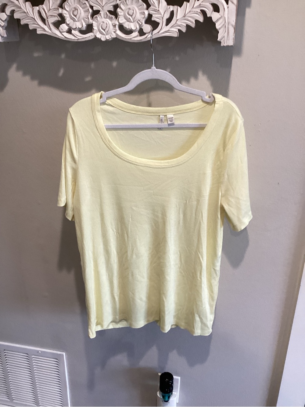 GUC - Women's Scoop Neck Short Sleeve Tee - Light Yellow - Sz 14/16w!